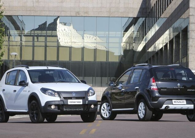 Inscrições Tweed aparecem dentro e fora do carro