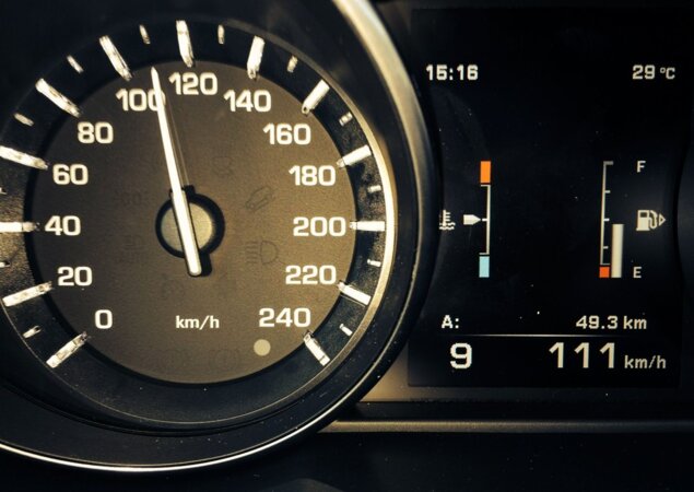 Nove marchas, tingidas a menos de 120 km/h. Modelo ganhou agilidade