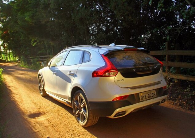 V40 Cross Country é seguro no asfalto e encara terrenos acidentados com pouca dificuldade