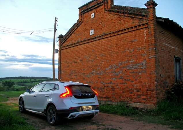 Porém, suspensão é firme para estradas de terra