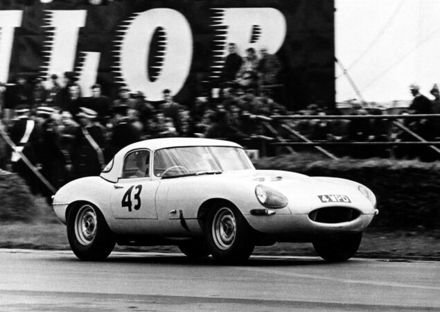 Jaguar E-Type Lightweight de 1963 em Silverstone (EUA), que será produzido novamente pela unidade de Operações Especiais da montadora