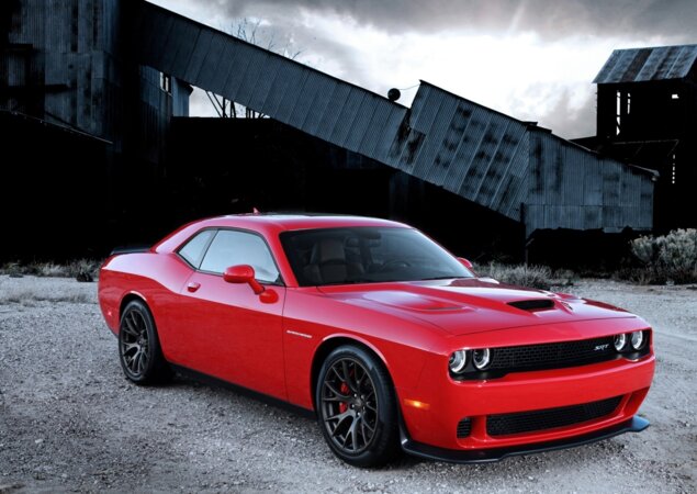 O muscle car pode ser equipado com transmissão automática de oito marchas ou mecânica de seis