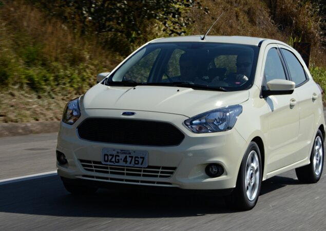 Branco mais escuro é uma das novas cores disponíveis no hatch, assim como o laranja já oferecido no EcoSport