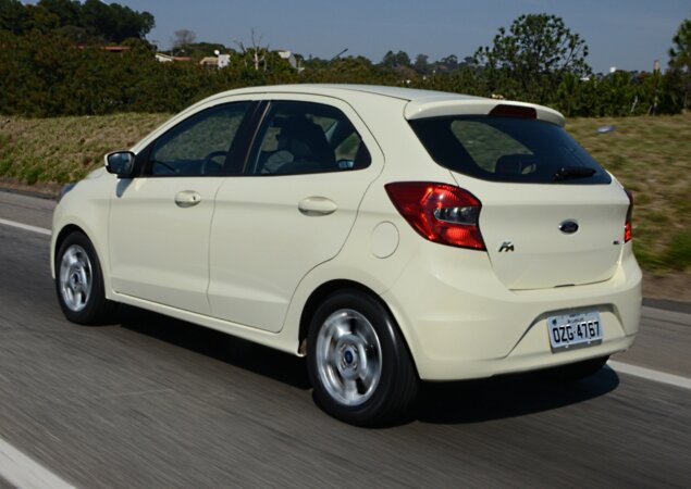  Versão topo de linha SEL possui lanternas escurecidas e pneus verdes, que reduzem o consumo em até 3%, segundo a Ford
