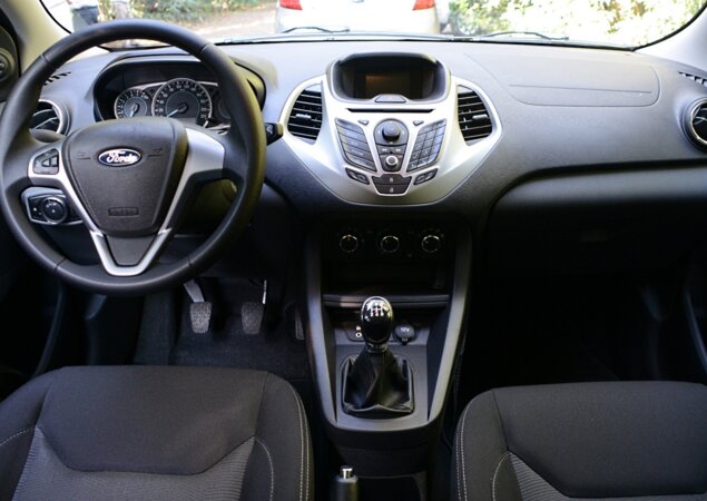 Interior tem bom acabamento e a versão de entrada SE pode ser equipada com o sistema multimídia SYNC com comandos no volante