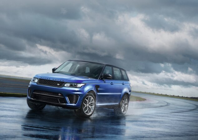 Novo Range Rover Sport SVR recebeu para-choque dianteiro remodelado com grandes tomadas de ar