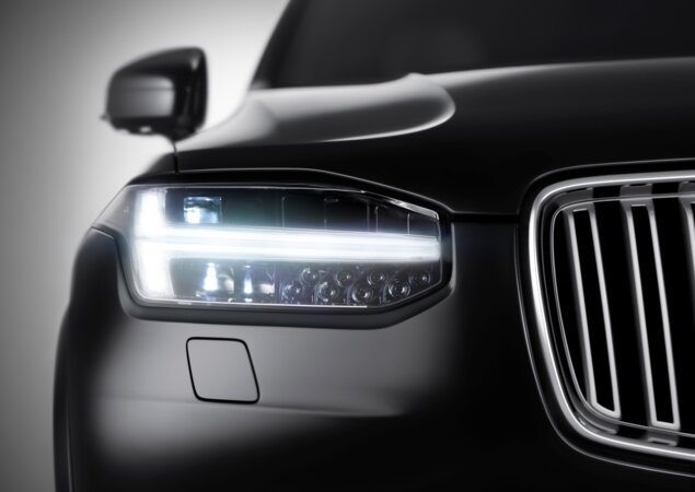 Farol dianteiro do novo Volvo XC90 terá luzes diurnas com forma de "T", apelidada de "Martelo do Thor"