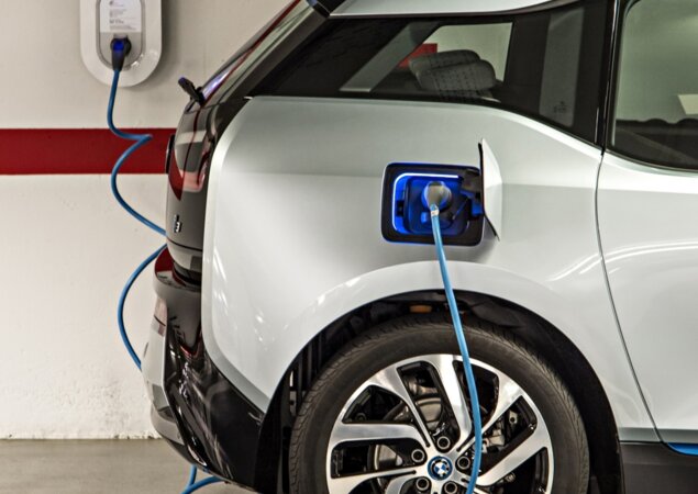 O i3 é movido por um motor elétrico de 170 cv que leva oito horas para ser recarregado em uma tomada de 220V 