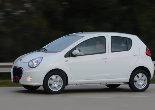 GC2 traz de série ar-condicionado, direção hidráulica, trio elétrico, sensor de estacionamento e rodas de liga leve de 14"
