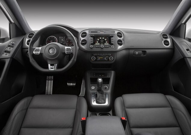 O interior recebe novo revestimento de couro, além de volante exclusivo R-Line e novos detalhes de acabemento