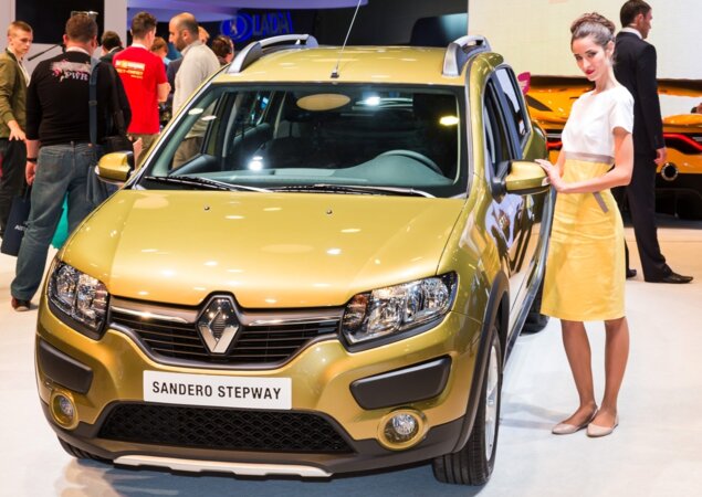Na nova geração, que chega como modelo 2015, a grade está maior e tem formato de "V"