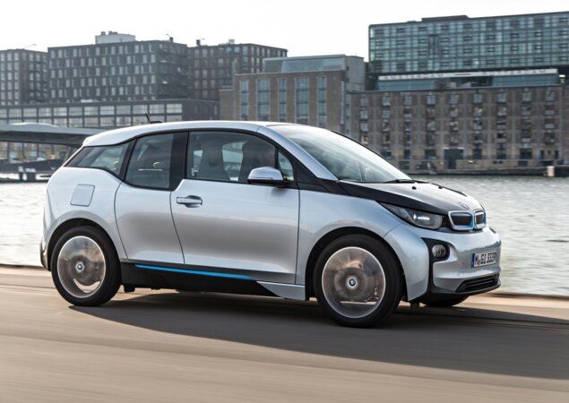 Ele mede 3,99 metros de comprimento e 2,57 metros de distância entre-eixos, equivalente a um hatch compacto