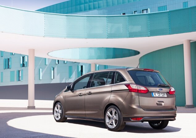 A versão Grand C-Max também recebeu mudanças na traseira