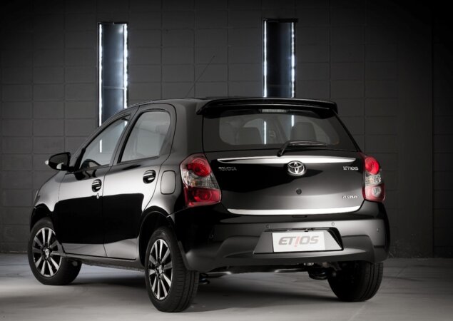 Todas as configurações receberam ajuste de altura para o banco do motorista e alertas sonoros de faróis acesos e portas abertas
