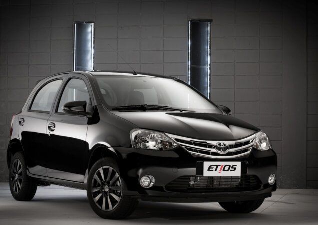 Toyota Etios mudou pouco na linha 2015. Topo de linha Platinum hatch custa R$ 49.120