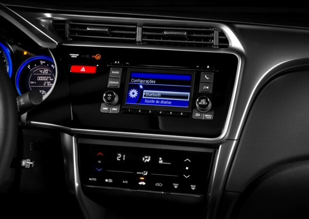 Sistema de som com tela de 5" e Bluetooth só vem de série a partir da versão EX, embora o sedã já traga rádio desde a básica DX