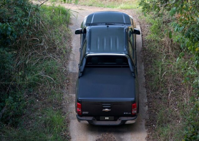 Os atuais 2.4 flex (147 cv com etanol) e 2.8 a diesel (200 cv) permanecem sendo oferecidos