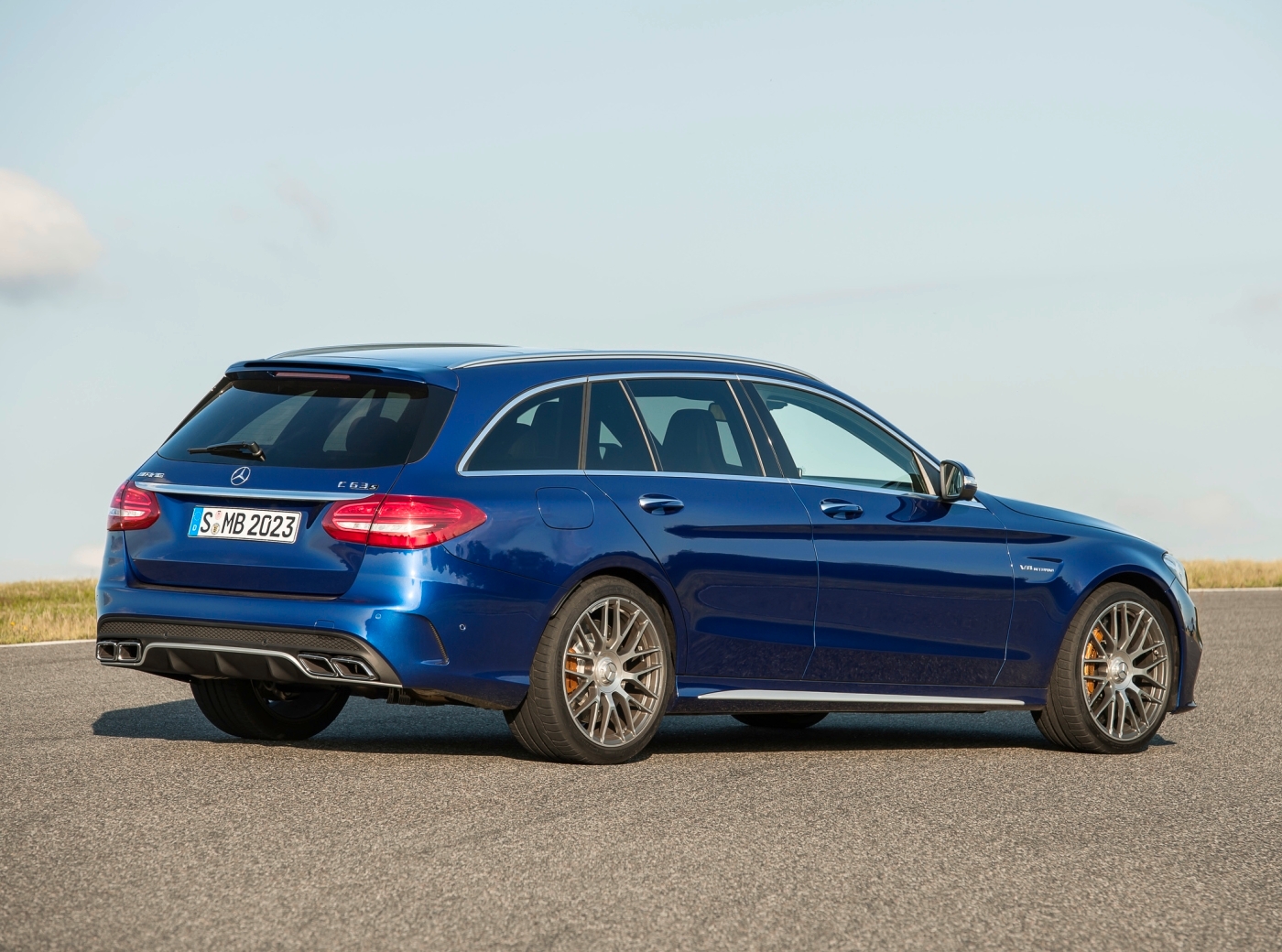 O Mercedes C63 AMG também será vendido na carroceria perua