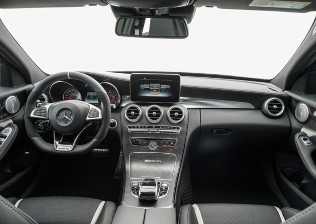 O interior possui acabamento exclusivo e detalhes especiais da versão, como volante com base reta e emblemas AMG
