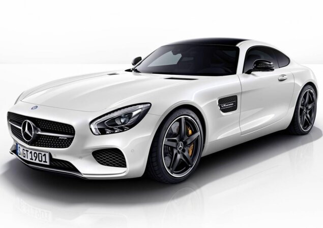O pacote "Night Package" acrescenta detalhes escurecidos na carroceria do Mercedes-AMG GT
