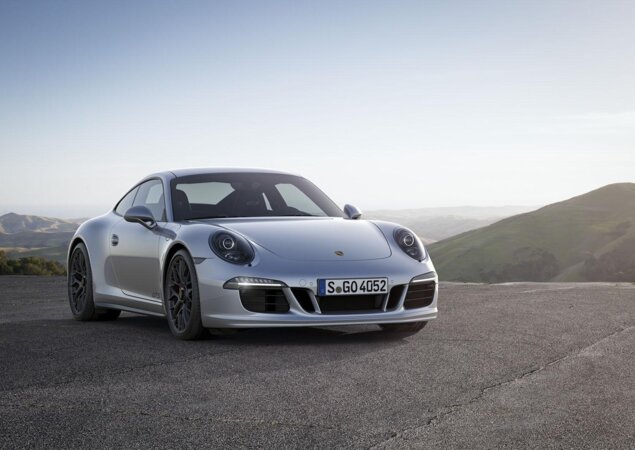 O motor agora possui 430 cv - um acréscimo de 30 cv em relação ao 911 Carrera convencional