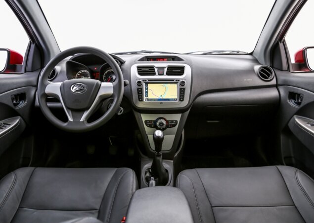 Tela sensível ao toque com GPS e Bluetooth vem de série na versão mais completa, que custa R$ 40.990