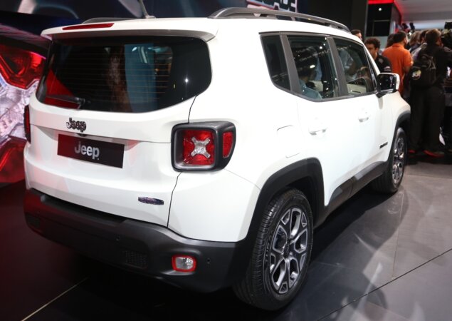 SUV compacto chega em três versões de acabamento, batizadas de Sport, Longitude e TrailHawk
