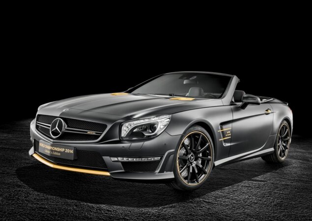 Carro que presta homenagem ao bicampeão Lewis Hamilton é preto com detalhes dourados