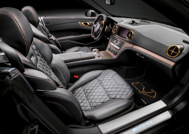 Interior repete a combinação de preto e dourado no carro de Hamilton