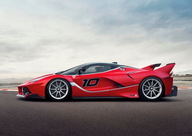 O FXX K é maior no comprimento e na largura