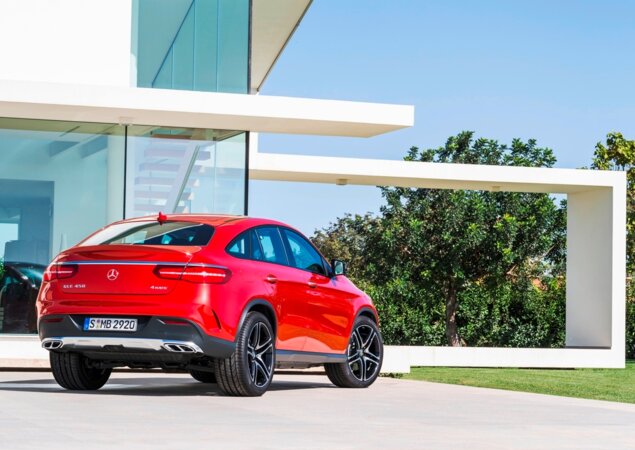 Com porte de utilitário esportivo, o GLE Coupé exibe linha do teto caída, como num cupê