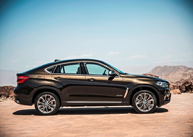 O X6 traz motor 4.4 V8 turbo que desenvolve 456 cv de potência, um ganho de 43 cv em relação ao modelo anterior
