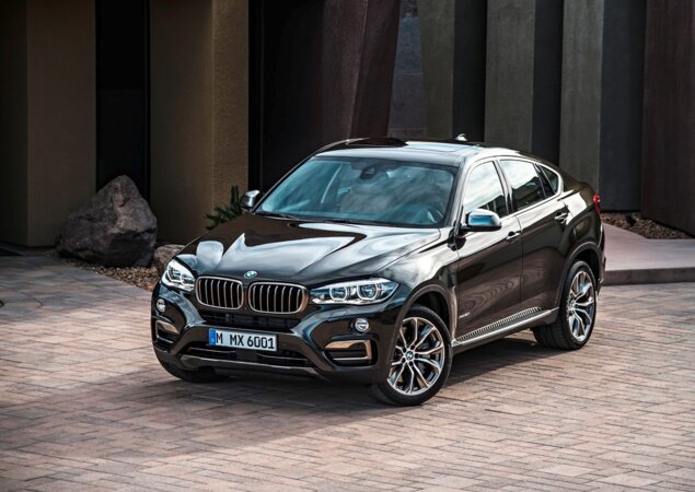 Equipado com o pacote visual M Sport, o crossover vem com teto solar elétrico