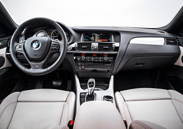 Interior do X4 com o pacote X Line