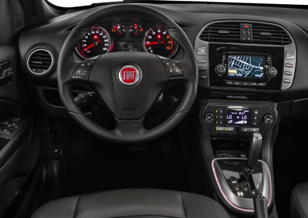Interior conta com volante de couro com comandos de áudio