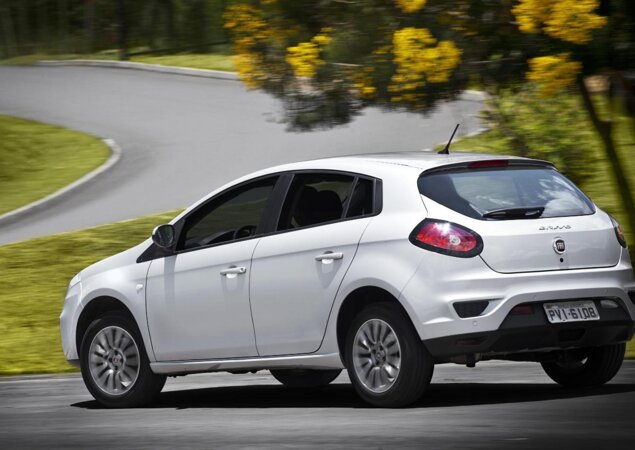 Na traseira, lanternas e para-choque também são novos. O nome do carro foi reposicionado na tampa do porta-malas