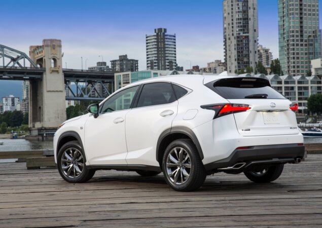 SUV custa R$ 216 mil na versão de entrada e R$ 236 mil na opção topo de linha F-Sport (foto)