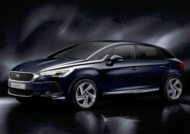 Grande dianteira do novo DS5 reestilizado adota a atual linguagem visual da marca