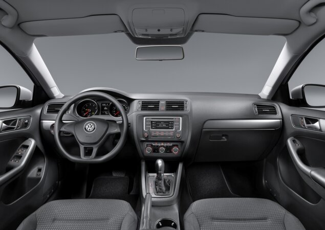 Interior do Jetta Trendline conta com plásticos