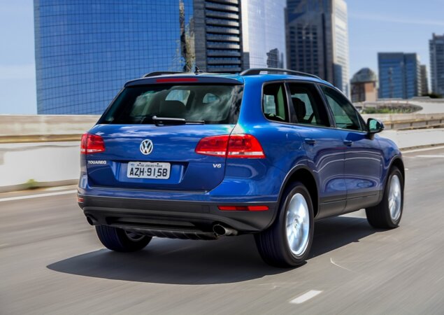 Visto de traseira, Touareg 2015 parece não ter mudado