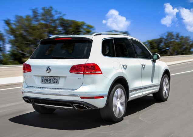 Entre as exclusividades do Touareg V8 estão as rodas de 20" e...