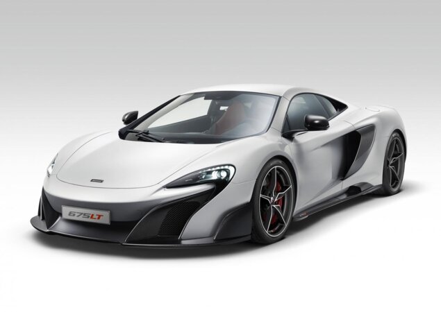 A dianteira do novo McLaren 675 recebeu novas aberturas de ar e detalhes em fibra de carbono