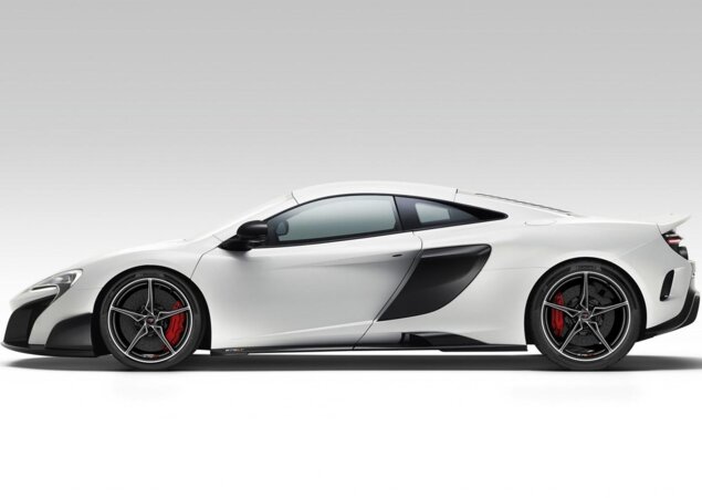 Apesar das modificações, o carro ficou 100 kg mais leve do que o 650S