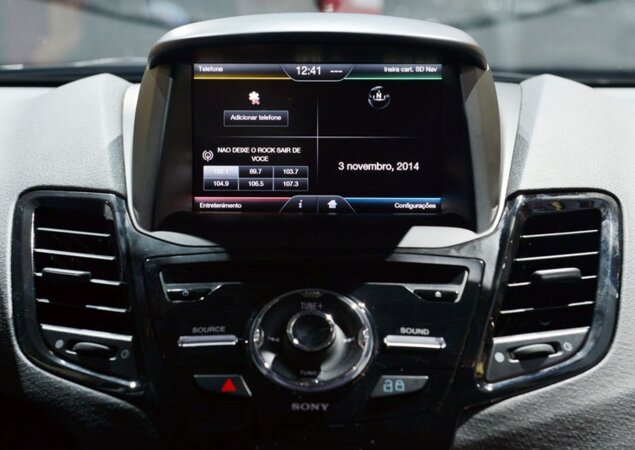 Nova central multimídia SYNC com tela sensível ao toque de 6,5 polegada é exclusiva da nova versão