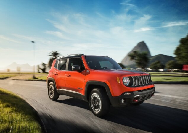 Renegade Trailhawk vem com barras longitudinais no teto e retrovisores externos na cor cinza