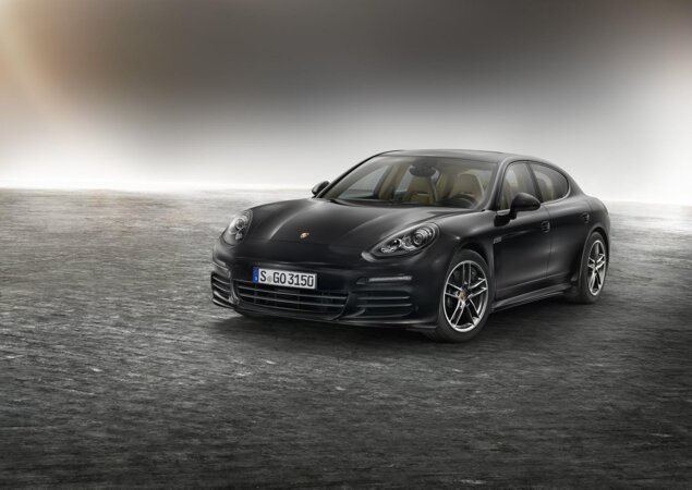 Versão "Edition" do Porsche Panamera se diferencia pelas rodas aro 19 e pelos frisos das janelas na cor preta brilhante