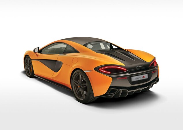 O carro chega equipado com um motor a gasolina biturbo 3.8 V8 de 570 cv