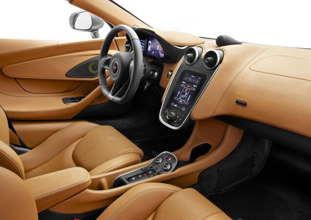 O interior ficou mais requintado e foi pensado para tornar o 570S mais "amigável" ao uso diário