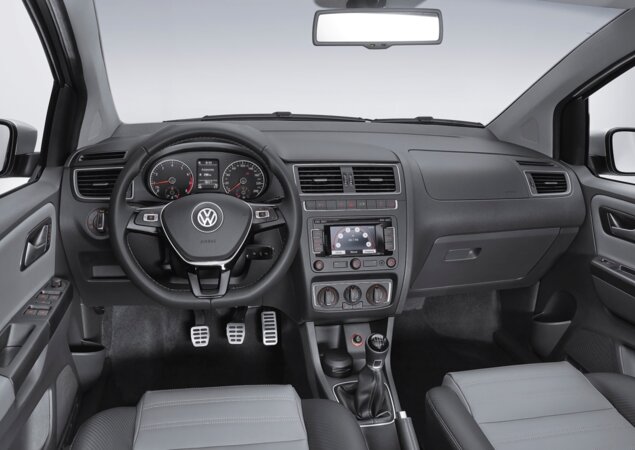 O interior tem novo volante e padeleiras esportivas na versão topo de linha