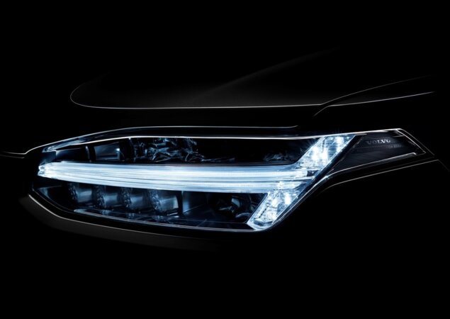 Detalhe das luzes de LED em formato de T nos faróis